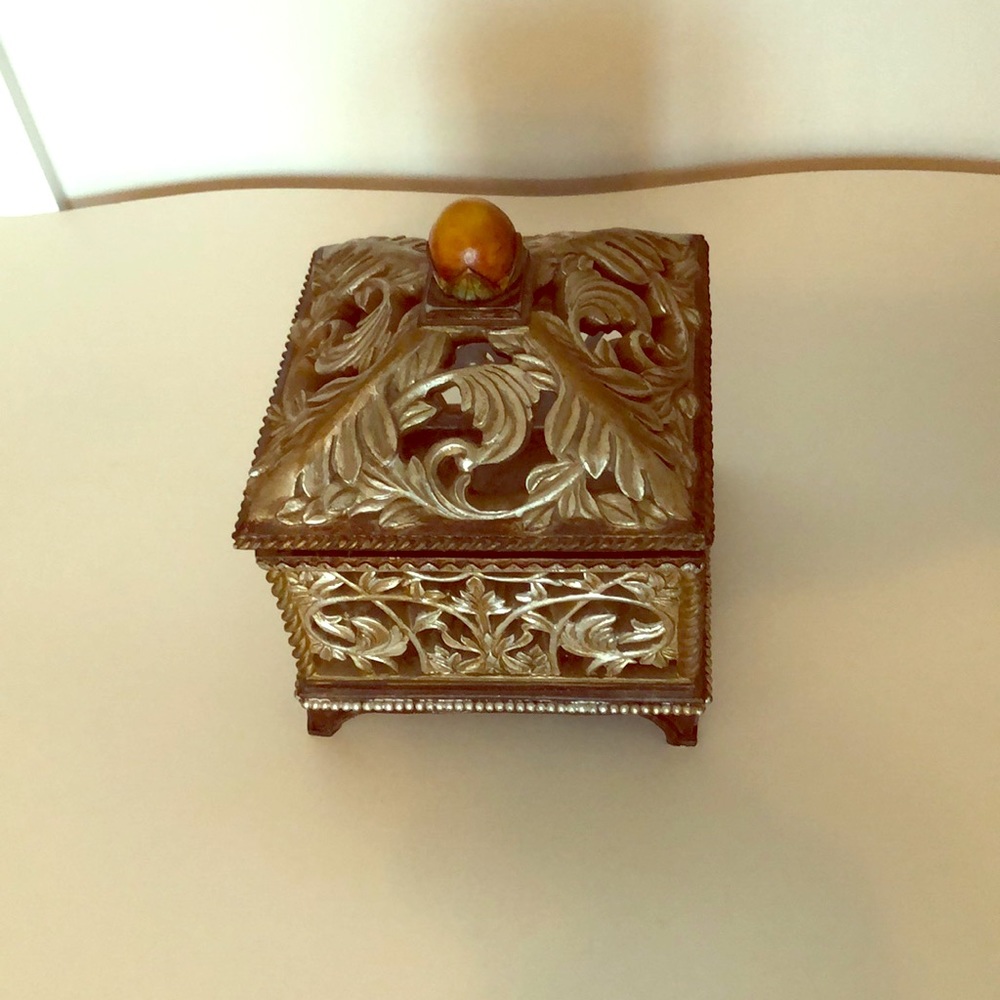 Curio box with matching lid. 5 1/2 x 5 1/2 “